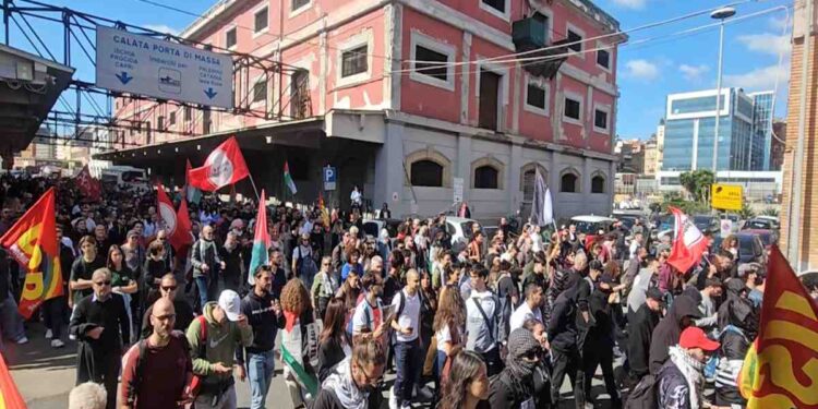 SCIOPERO GENERALE, A NAPOLI L’URLO DI DECINE DI MIGLIAIA DI MANIFESTANTI: “PALESTINA LIBERA”