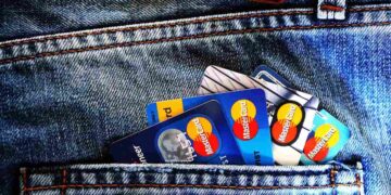 Carte di credito gratuite in aumento, ma con plafond più basso e condizioni da rispettare