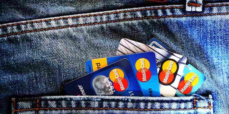 Carte di credito gratuite in aumento, ma con plafond più basso e condizioni da rispettare