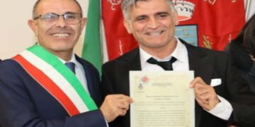 CASOLA DI NAPOLI: CITTADINANZA ONORARIA ALL’ATTORE ANGELO IANNELLI, PULCINELLA ALTRUISTA E SOLIDALE