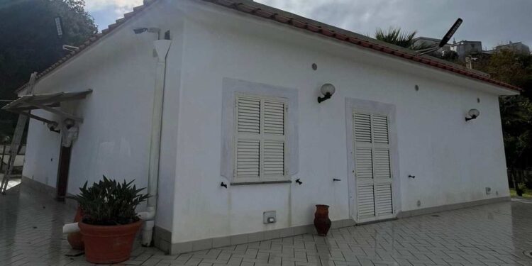 ISCHIA, SI PRESENTANO A CASA PER ABBATTERGLIELA: 80ENNE CARDIOPATICO COLPITO DA INFARTO DEL MIOCARDIO