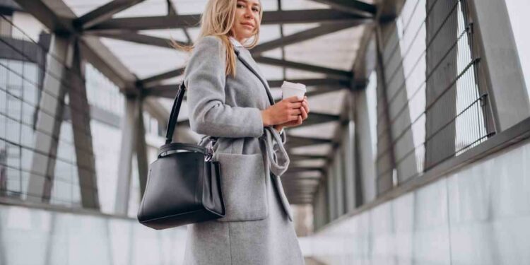 Come scegliere la borsa perfetta per il lavoro: praticità, capienza e stile