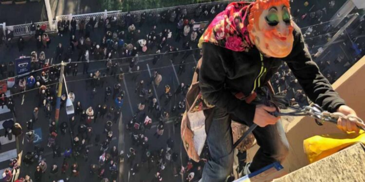 A Castellanza il 6 gennaio sei befane scendono dal campanile per portare dolcetti ai bambini