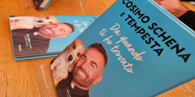 Don Cosimo Schena conquista Salerno. Gremita la Libreria Feltrinelli per la presentazione del libro “Da quando ti ho trovato” promosso da Scena Teatro