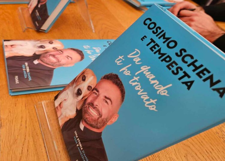 Don Cosimo Schena conquista Salerno. Gremita la Libreria Feltrinelli per la presentazione del libro “Da quando ti ho trovato” promosso da Scena Teatro