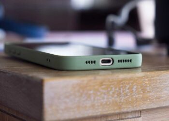 Perché il telefono sembra “ascoltarci”? La spiegazione scientifica che mette fine al mistero