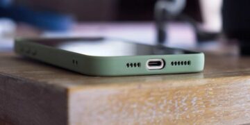 Perché il telefono sembra “ascoltarci”? La spiegazione scientifica che mette fine al mistero