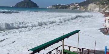 VIOLENTA MAREGGIATA SULLE COSTE DELL’ISOLA D’ISCHIA, ALISCAFI FERMI