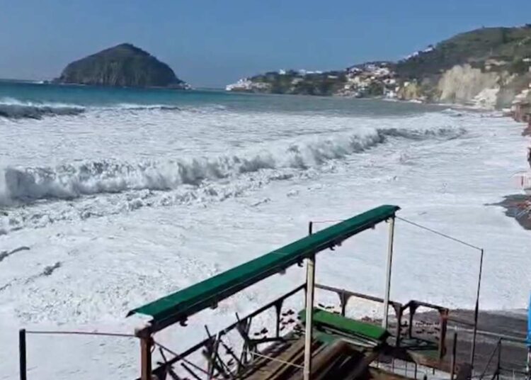 VIOLENTA MAREGGIATA SULLE COSTE DELL’ISOLA D’ISCHIA, ALISCAFI FERMI
