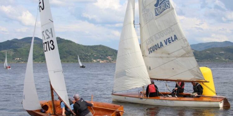 In Toscana “Le Vele Classiche di Puccini”, aperte le iscrizioni alla terza edizione. Sul Lago di Massaciuccoli il 25 e 26 aprile 2026