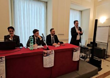 ORDINE FISIOTERAPISTI DI NAPOLI E ANIMASS CELEBRANO SINDROME SJÖGREN: INAUGURATA PANCHINA AZZURRA