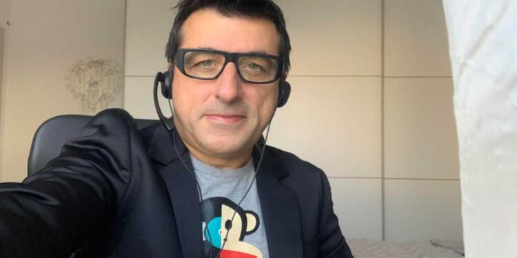 AI nello studio e smartphone a scuola: il 70% dei genitori chiede regole chiare (sondaggio Novakid)
