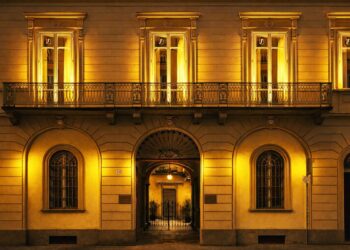 Apre il contest “Connessioni di Luce”: giovani artisti chiamati a illuminare Torino con un’opera che celebra le relazioni e 70 anni di esperienza nella comunicazione con Bussolino Sitcap
