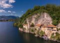 Pasquetta senza fretta all’Eremo di Santa Caterina del Sasso con Messa e pic-nic in uno dei luoghi più suggestivi del Lago Maggiore