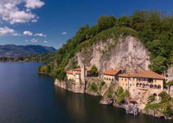 Pasquetta senza fretta all’Eremo di Santa Caterina del Sasso con Messa e pic-nic in uno dei luoghi più suggestivi del Lago Maggiore