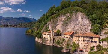 Pasquetta senza fretta all’Eremo di Santa Caterina del Sasso con Messa e pic-nic in uno dei luoghi più suggestivi del Lago Maggiore