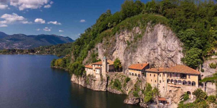 Pasquetta senza fretta all’Eremo di Santa Caterina del Sasso con Messa e pic-nic in uno dei luoghi più suggestivi del Lago Maggiore