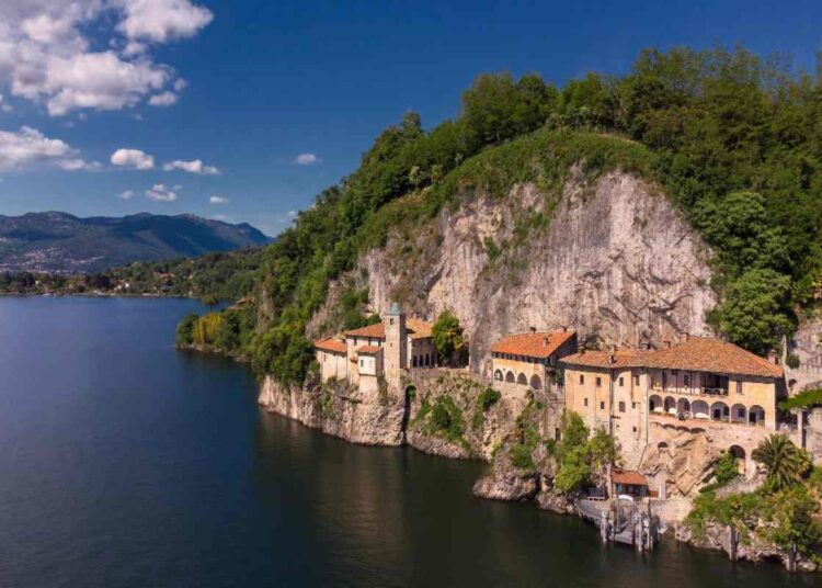 Pasquetta senza fretta all’Eremo di Santa Caterina del Sasso con Messa e pic-nic in uno dei luoghi più suggestivi del Lago Maggiore