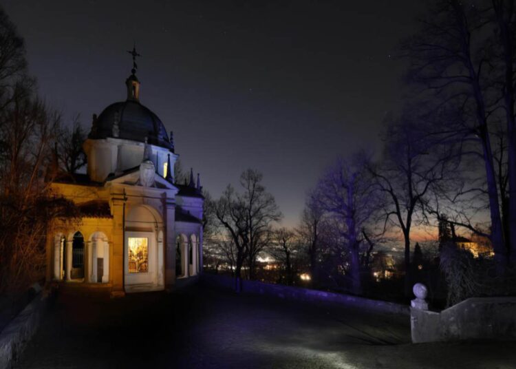 Le cappelle del Sacro Monte in pittografie su metallo e oro contorto in mostra a Buguggiate dal 4 all’8 maggio