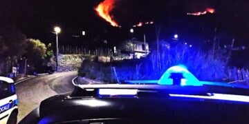 ISCHIA, VASTO INCENDIO SUL MONTE EPOMEO: LE FIAMME LAMBISCONO ALCUNE ABITAZIONI