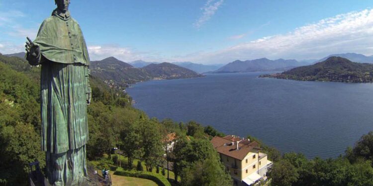 Arona: domenica 31 maggio scoprire la storia del San Carlone con una visita guidata