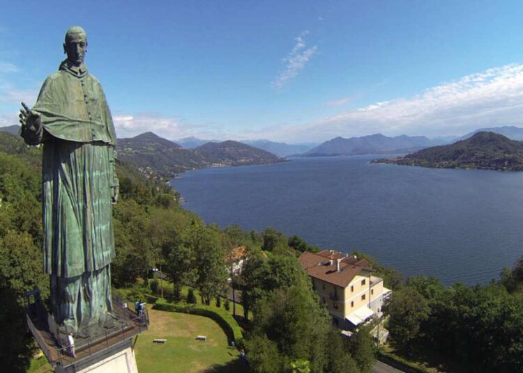 Arona: domenica 31 maggio scoprire la storia del San Carlone con una visita guidata
