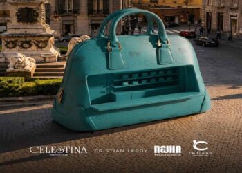 A Napoli l’installazione di una borsa gigante in Piazza dei Martiri per tre giorni