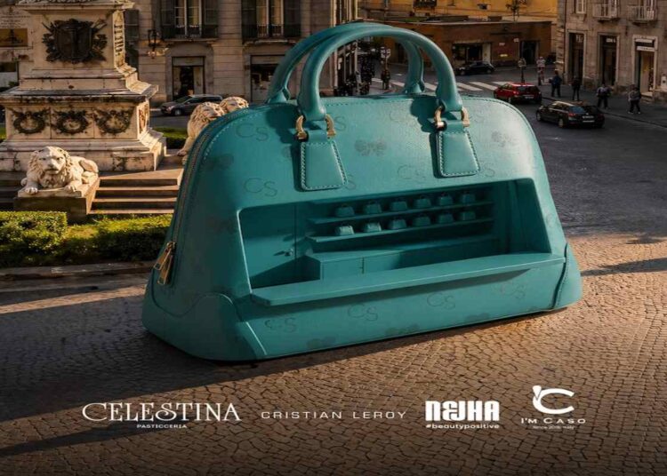 A Napoli l’installazione di una borsa gigante in Piazza dei Martiri per tre giorni