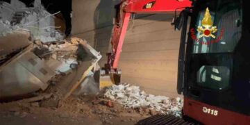 I Vigili del fuoco sono impegnati dalle 23 di ieri sera a Scampia, dove è crollata una porzione della “Vela Rossa”