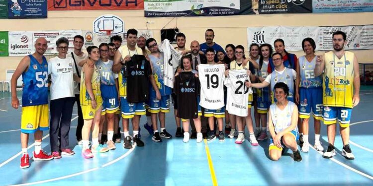 GIANMARCO DI MEGLIO DONA LE MAGLIE DEL NAPOLI: GIOIA E COMMOZIONE PER GLI ATLETI DI ISCHIA BASKIN