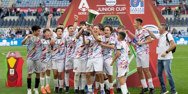La Parrocchia San Giuseppe Lavoratore alza la coppa della Philadelphia Junior Cup | Keep Racism Out