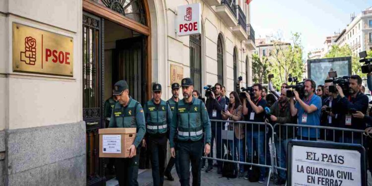 Terremoto in Spagna: la Guardia Civil nella sede del PSOE. Sánchez blinda il governo: «Massima fermezza, ma nessuna elezione anticipata»