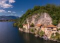 Eremo di Santa Caterina del Sasso: una visita guidata speciale con degustazione del “Brugo”, il liquore della Brughiera, nato a Somma Lombardo