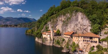 Eremo di Santa Caterina del Sasso: una visita guidata speciale con degustazione del “Brugo”, il liquore della Brughiera, nato a Somma Lombardo