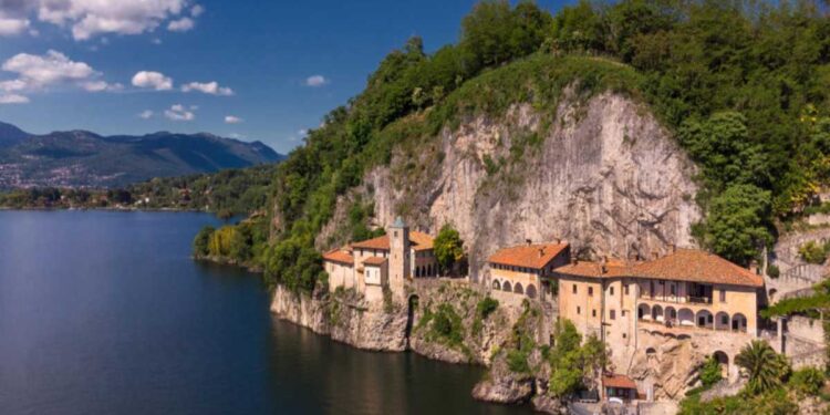 Eremo di Santa Caterina del Sasso: una visita guidata speciale con degustazione del “Brugo”, il liquore della Brughiera, nato a Somma Lombardo