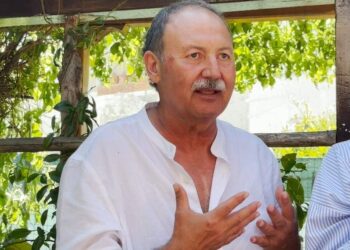 ISCHIA, IL PROF. NICOLA ELIA VA IN PENSIONE E ORGANIZZA UN MAK P CON STUDENTI E COLLEGHI