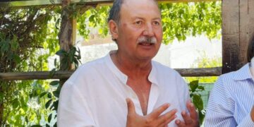 ISCHIA, IL PROF. NICOLA ELIA VA IN PENSIONE E ORGANIZZA UN MAK P CON STUDENTI E COLLEGHI