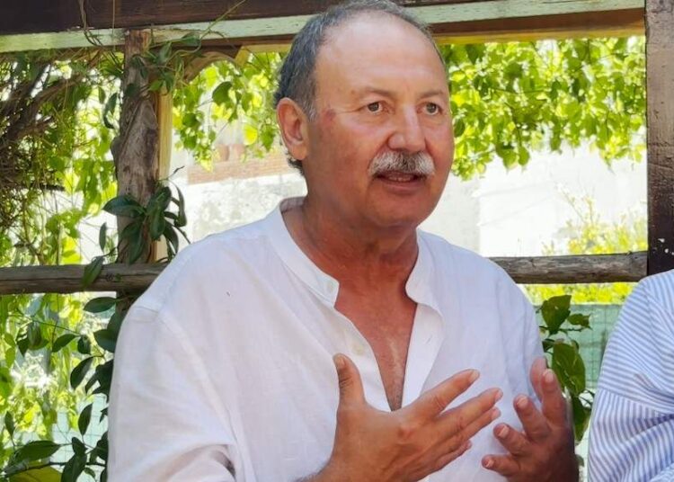 ISCHIA, IL PROF. NICOLA ELIA VA IN PENSIONE E ORGANIZZA UN MAK P CON STUDENTI E COLLEGHI