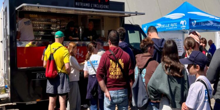 PizzAutobus, il Food Truck dei ragazzi con autismo a Busto Garolfo davanti alla sede Bcc per pranzo venerdì 12 giugno