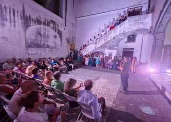 Tutto esaurito all’Arco Catalano per il debutto della rassegna “Il Gioco serio del Teatro”. Si prosegue con Rosanna De Bonis, Serena Stella e Antonella Valitutti