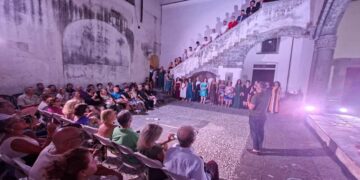 Tutto esaurito all’Arco Catalano per il debutto della rassegna “Il Gioco serio del Teatro”. Si prosegue con Rosanna De Bonis, Serena Stella e Antonella Valitutti