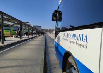 Napoli, minaccia autista AIR Campania con un coltello: fermato dalle forze dell’ordine