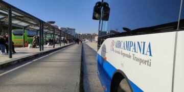 Napoli, minaccia autista AIR Campania con un coltello: fermato dalle forze dell’ordine