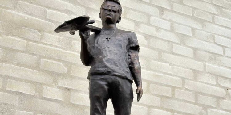 La statua dedicata a Davide Lo Surdo trova una nuova e più prestigiosa collocazione in Danimarca