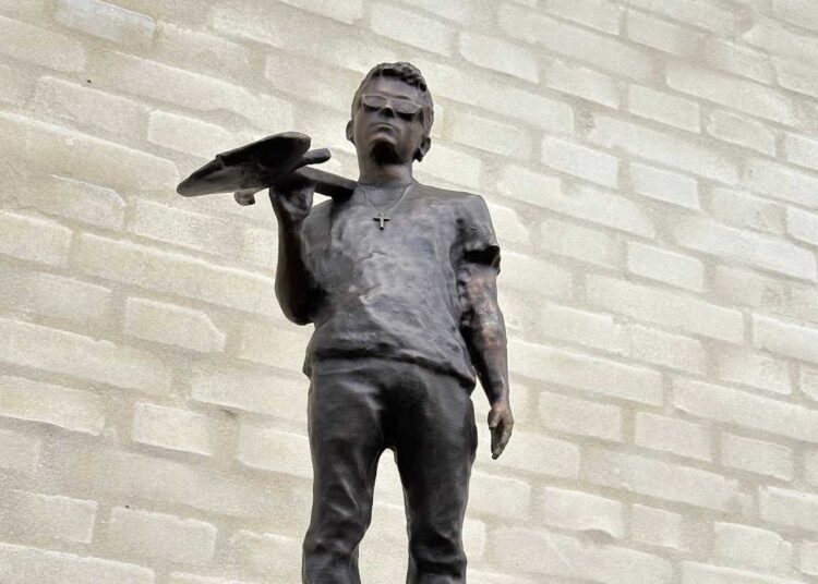 La statua dedicata a Davide Lo Surdo trova una nuova e più prestigiosa collocazione in Danimarca