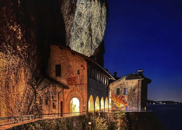 Visita guidata e concerto per violino e violoncello all’Eremo di Santa Caterina del Sasso il 13 agosto con Ulisse e Maria Mafalda Mazzon