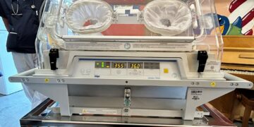 Il Ponte del Sorriso dona un’incubatrice e un pianoforte per la Pediatria di Busto Arsizio