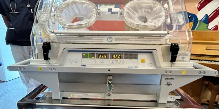 Il Ponte del Sorriso dona un’incubatrice e un pianoforte per la Pediatria di Busto Arsizio