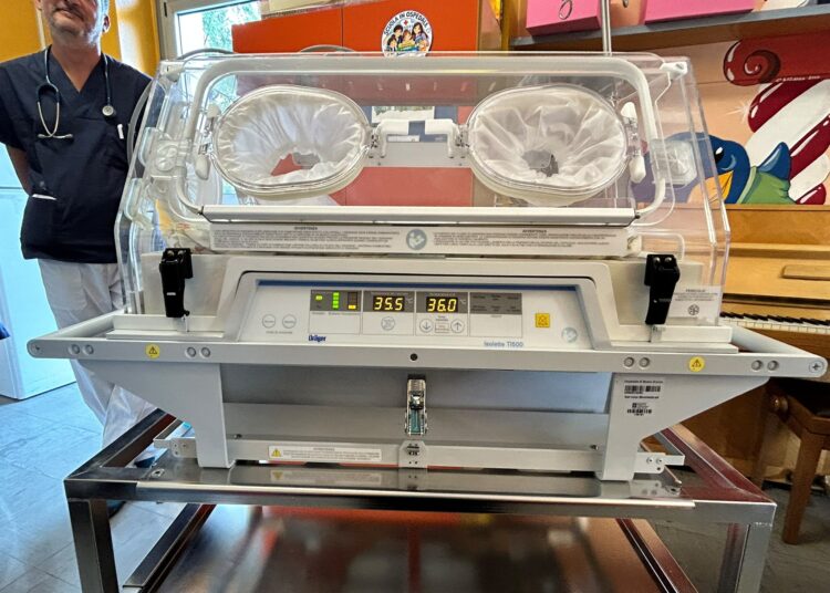 Il Ponte del Sorriso dona un’incubatrice e un pianoforte per la Pediatria di Busto Arsizio