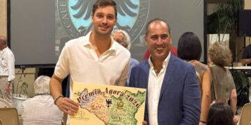 All’autore satirico Elia Gaudioso il “Premio Agorà 2026”
